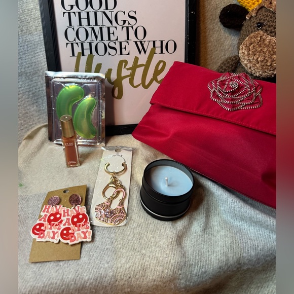 Pick one - Pouch with Accessories - Picture 3 of 4